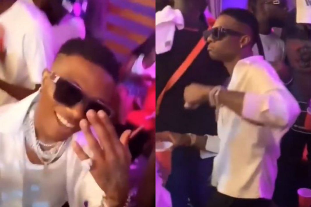 Nigerian superstar, Wizkid Ayo, has been spotted displaying his dance moves in a viral video.